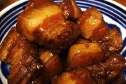 用紫砂锅烹制红烧肉（传统美食重现，家常味道浓郁香醇）