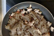 营养美味素炒红薯粉丝（素菜搭配，口感丰富）