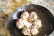酸辣生汆肉丸汤的做法（家庭简易版/清热解暑/开胃美食/肉丸Q弹汤鲜/中药调味/四川特色）