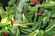 美味双椒四季豆的做法（一份简单易学的家常菜）