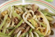 三丝炒乌冬面，清爽美味的夏日餐（以素食为主的健康菜品，主打清新口感和营养均衡）