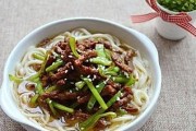 用简单食材做出美味佳肴，营养美味的拌面，青椒和香干的完美搭配，让你回味无穷