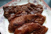 清煎小牛排，享受美味佳肴（一道简单易做的烹饪佳品）