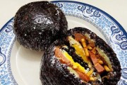 享受美食的滋味——鲜虾黑米饭团（以黑米为主料，鲜虾为点缀，一口咬下便是满满的幸福感）