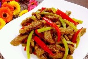 双椒牛肉，一道香辣可口的中式美食（用香辣的辣椒和青椒，让牛肉更加鲜嫩美味）