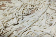 传统手工擀面的制作方法（体验中华传统文化，制作美味手工擀面！）