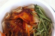 自制油泼面的做法（掌握制作技巧，轻松享受美味）