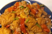 一道暖心的家常菜——肉焖豆腐（用料简单，口感鲜美，让你倍感温馨）