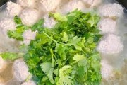 传统美食，酥肉丸子粉丝汤（热气腾腾，暖心美味，酥肉丸子粉丝汤让你暖心过冬）
