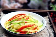 双椒炒土豆片（用两种不同的辣椒，炒出香辣可口的土豆片）
