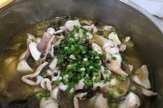 手把手教你制作美味油豆腐酸菜鱼（家庭版四川特色美食，口感鲜美，入口即化）