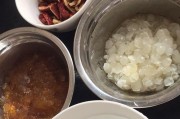桃胶皂角米炖牛奶，营养滋补之选（家庭制作，健康美味无负担）